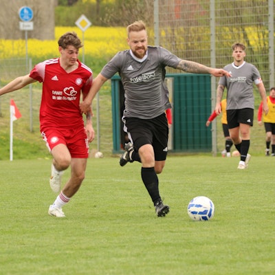 Das Bild zeigt den Zweikampf der beiden Obengenannten während des Spitzenspiels.