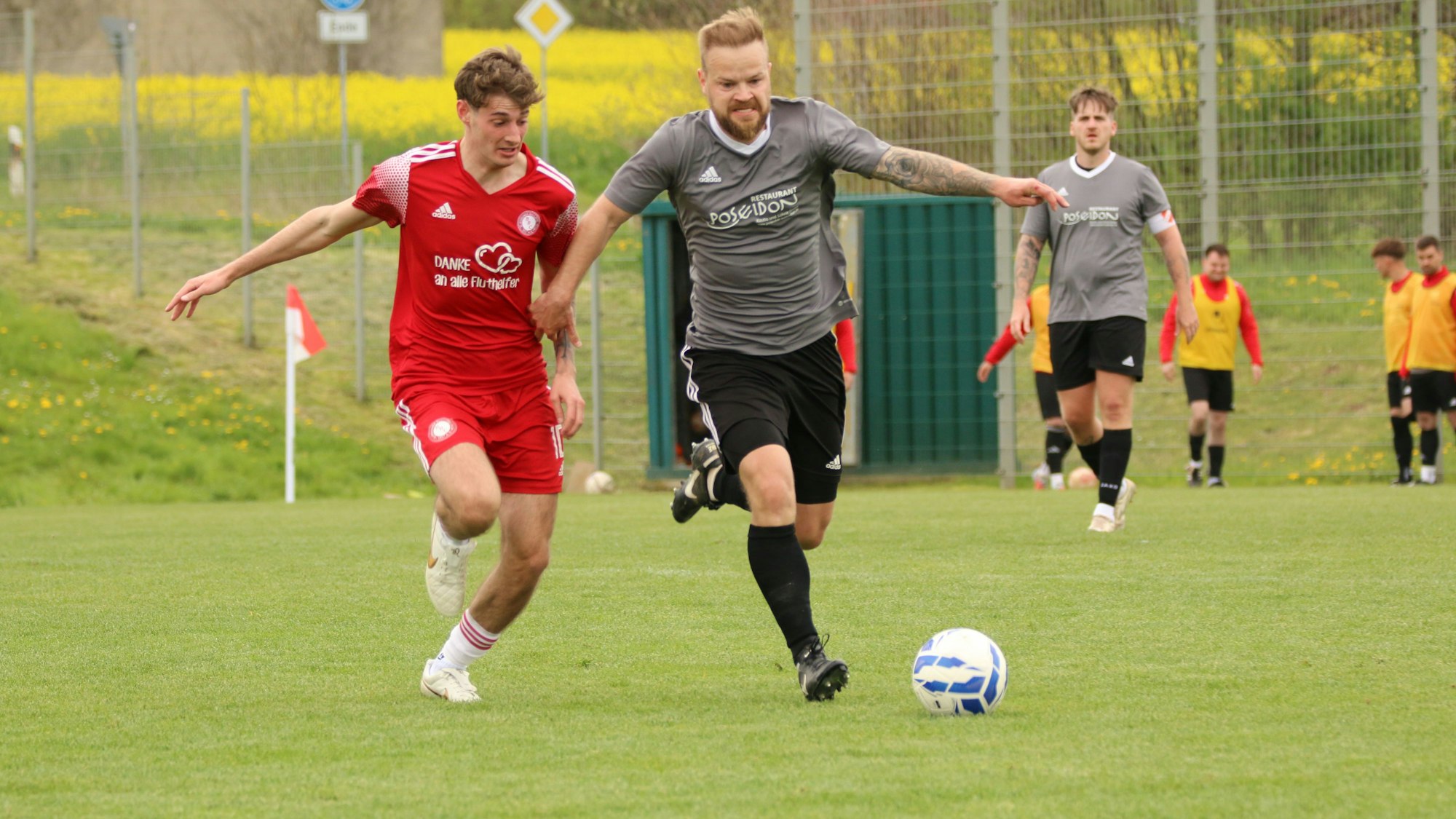 Das Bild zeigt den Zweikampf der beiden Obengenannten während des Spitzenspiels.