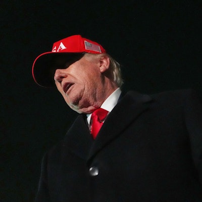 US-Präsident Donald Trump spricht am Sonntag, 12 April, nach seiner Rückkehr aus Miami mit Reportern auf der Joint Base Andrews.