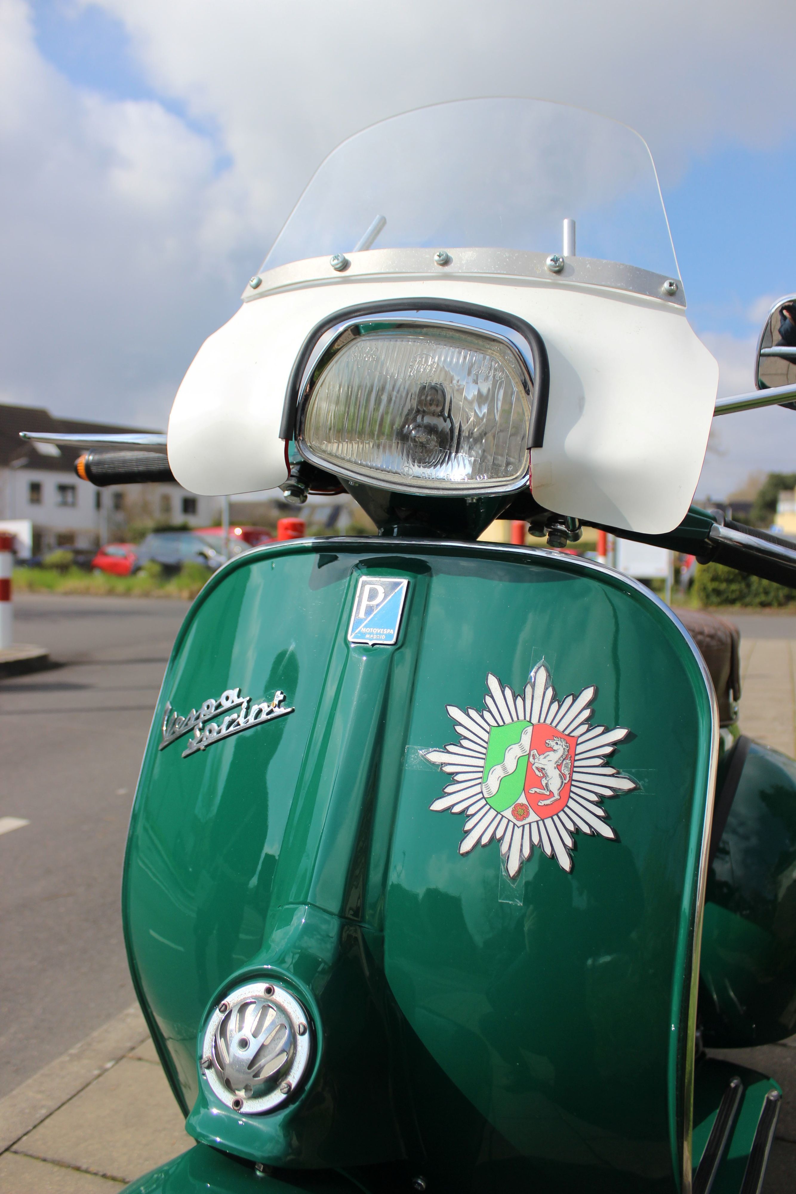 Vorderansicht der Vespa mit großem Polizei-Logo
