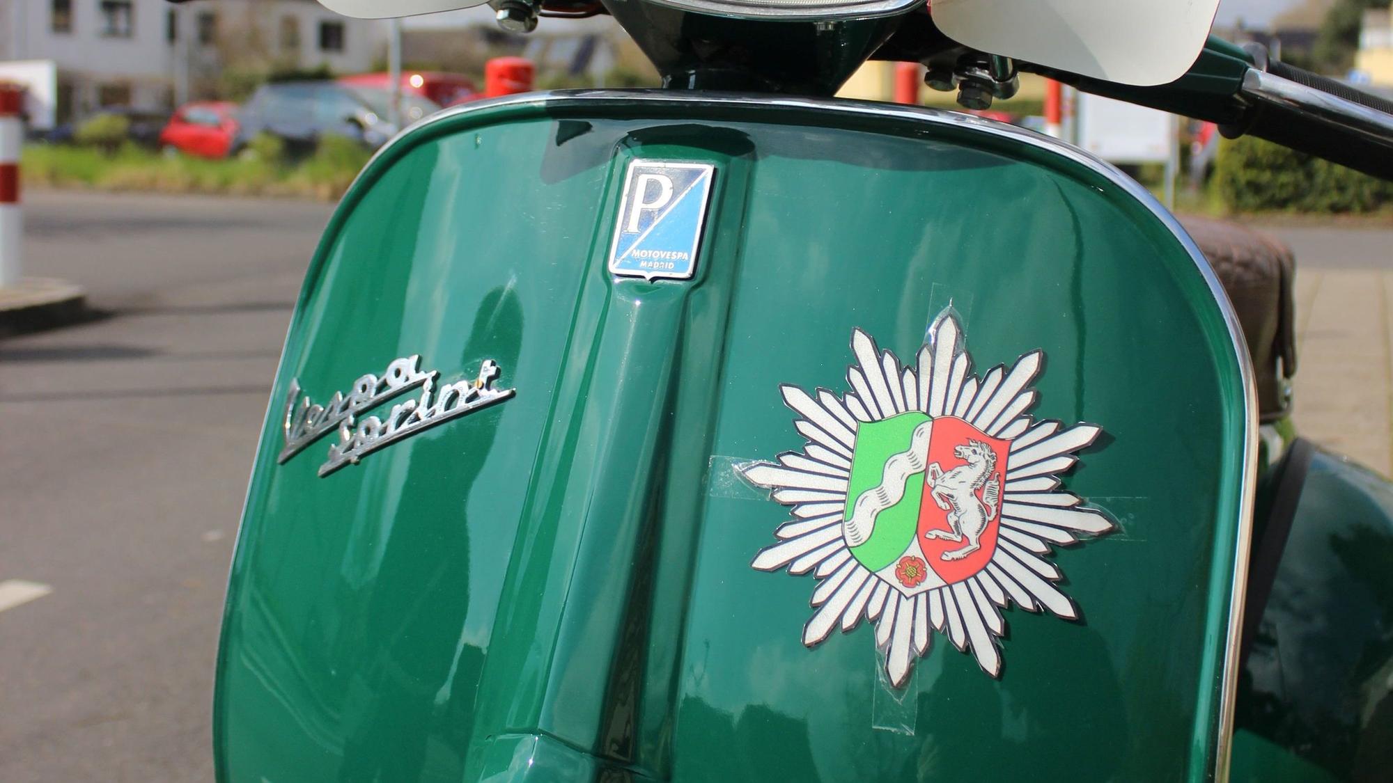 Vorderansicht der Vespa mit großem Polizei-Logo