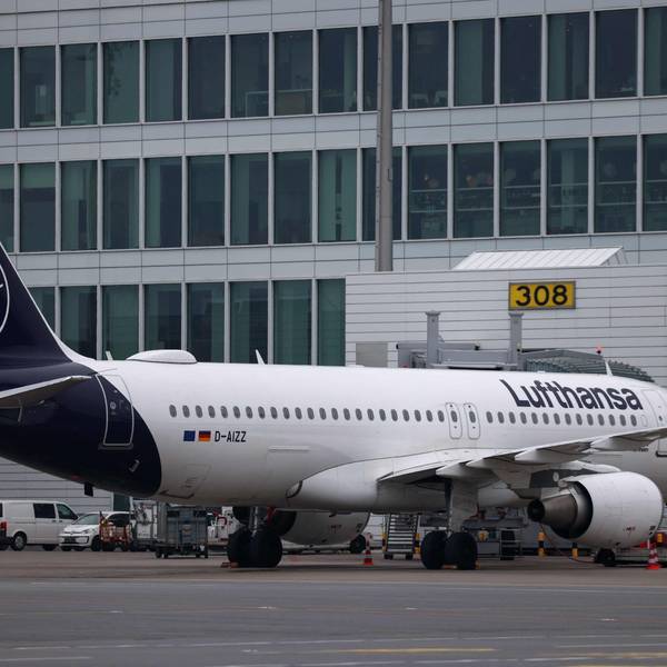 Das Unternehmen Lufthansa wird bestreikt.