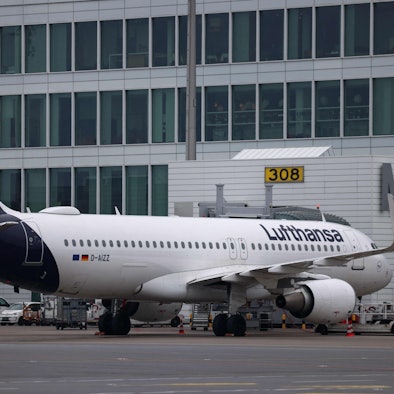 Das Unternehmen Lufthansa wird bestreikt.