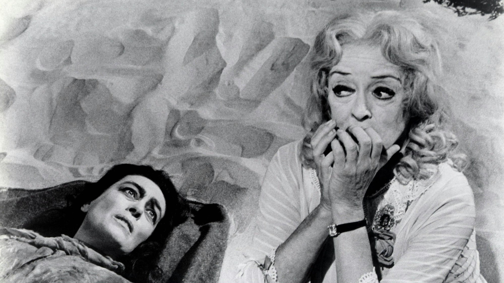 Joan Crawford und Bette Davis am Strand.