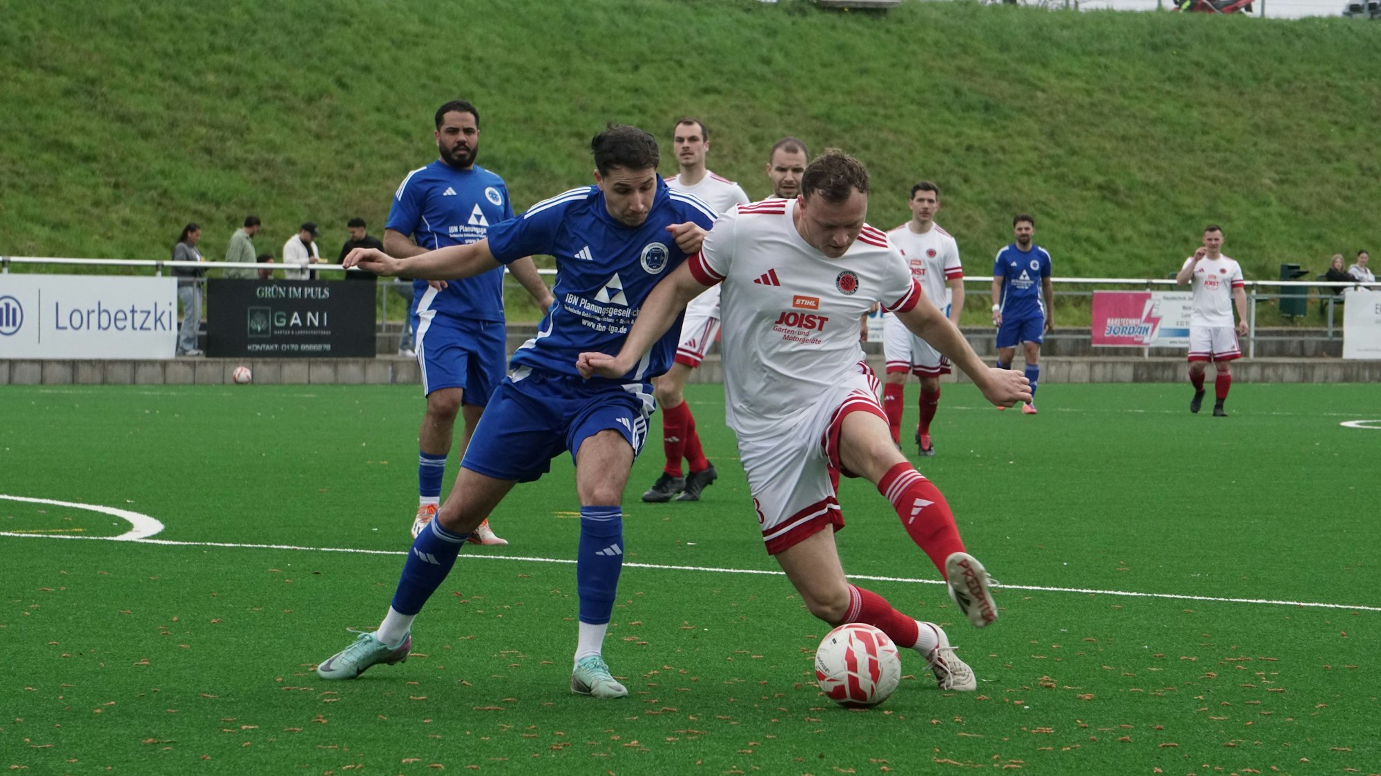 Das Bild zeigt den Zweikampf der beiden Obengenannten im Derby.