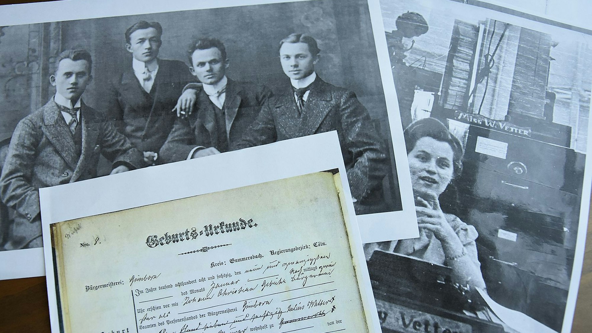 Alte Fotos und eine Geburtsurkunde.