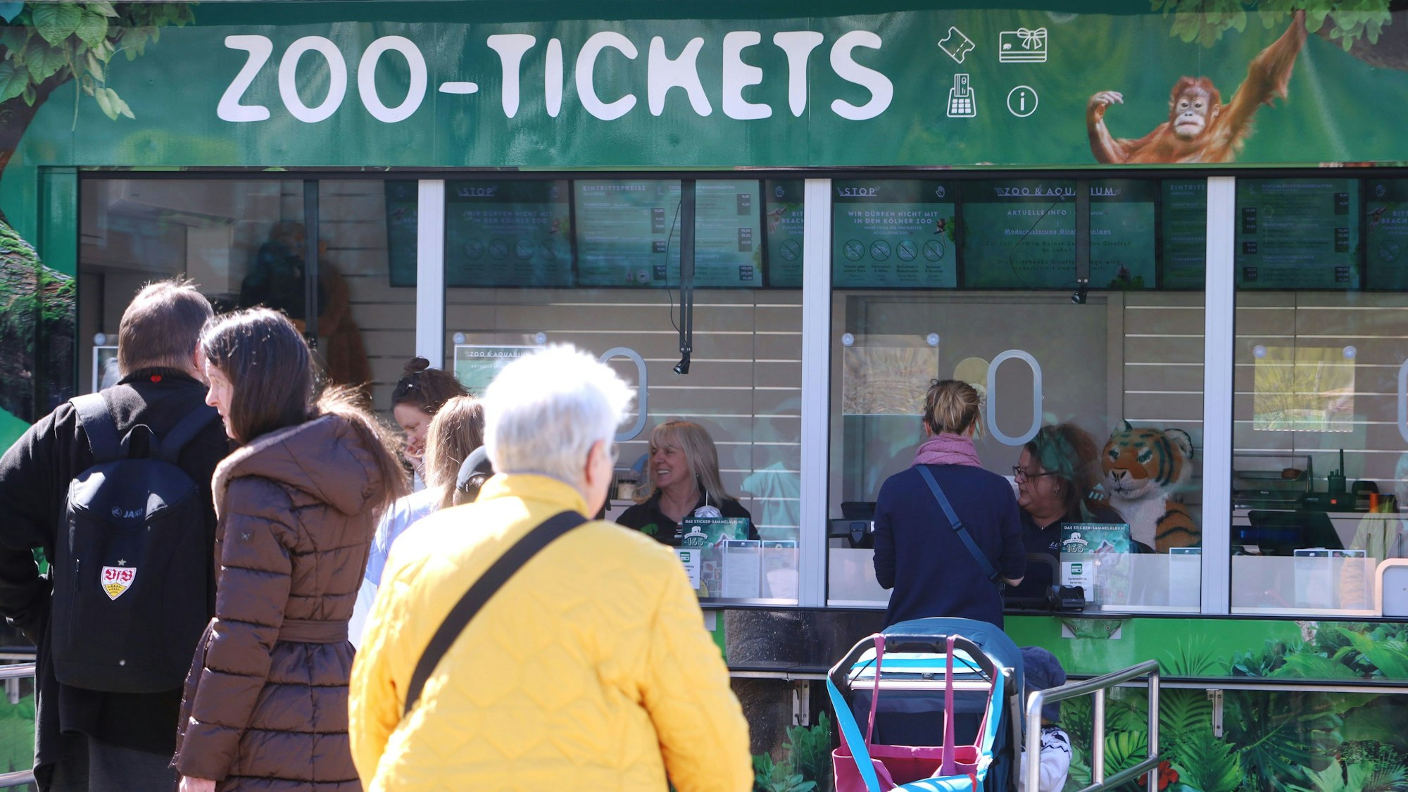 An der Zoo-Kasse werden die Tickets künftig teurer. Der Zoo rät zum Online-Kauf.