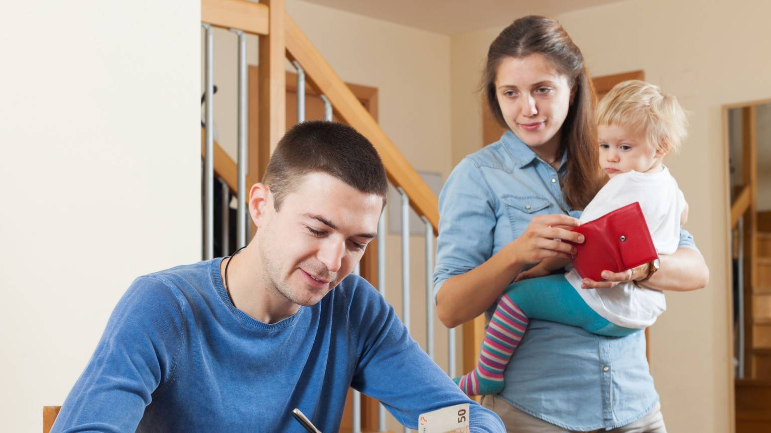 Quarrel in the family of three due to lack of money at home