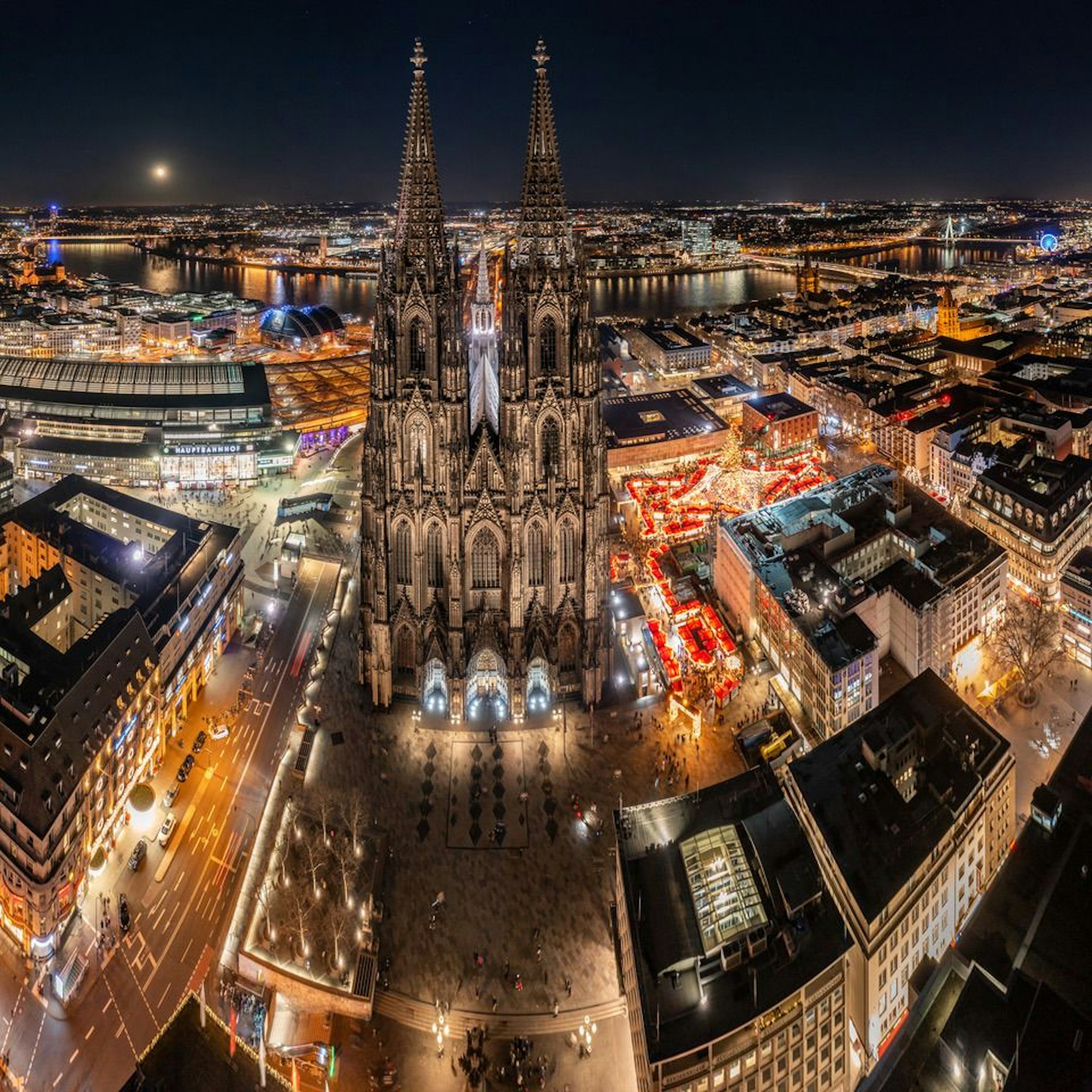 Auf dem Bild ist eine Luftaufnahme des Kölner Doms zu sehen.