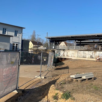 Zu sehen ist eine Baustelle, im Hintergrund liegt der Brühler Bahnhof.