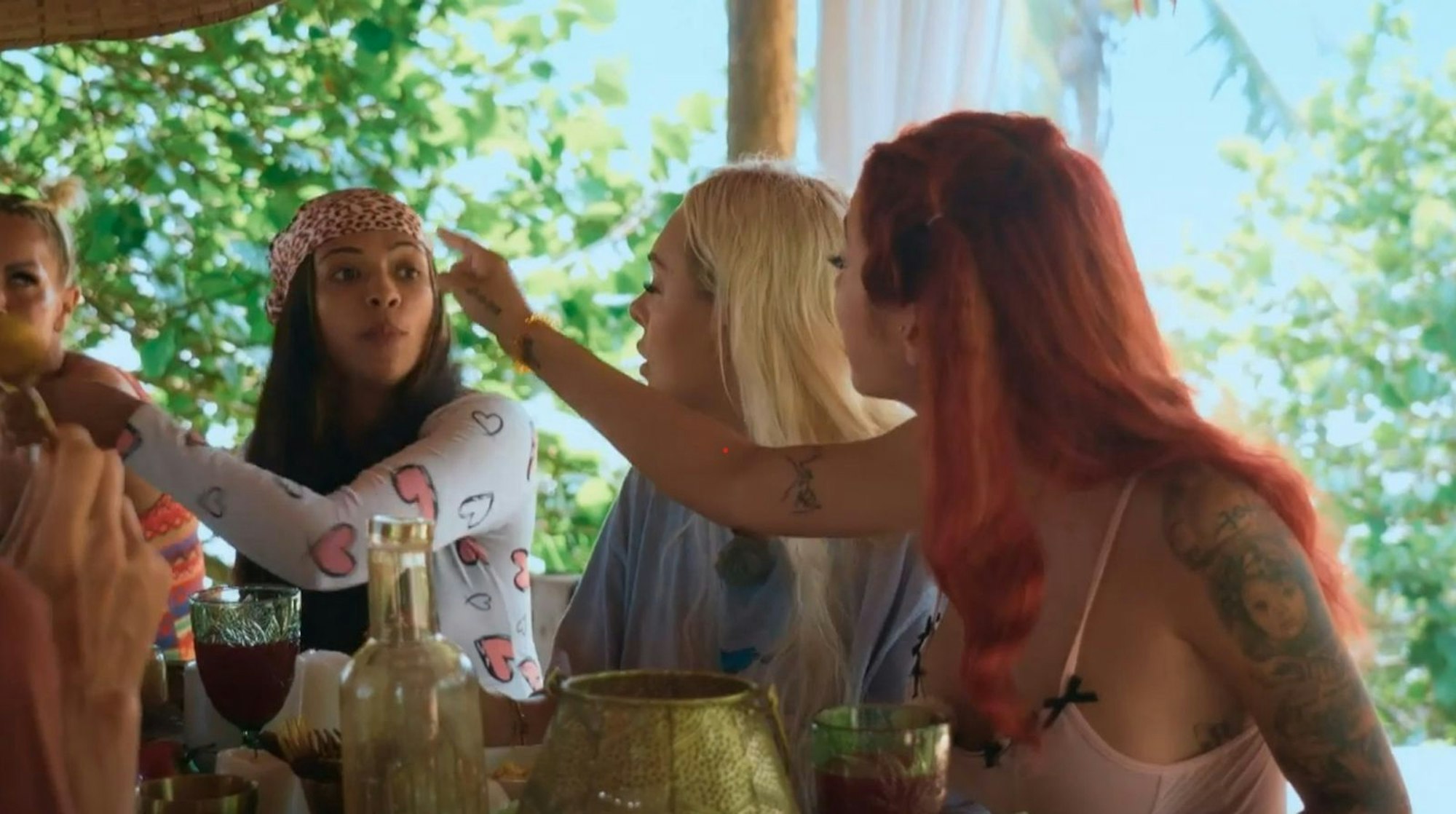 Zwischen Ariel (rechts) und Hati Suarez (links) ging es hoch her - mal wieder. (Bild: RTL)