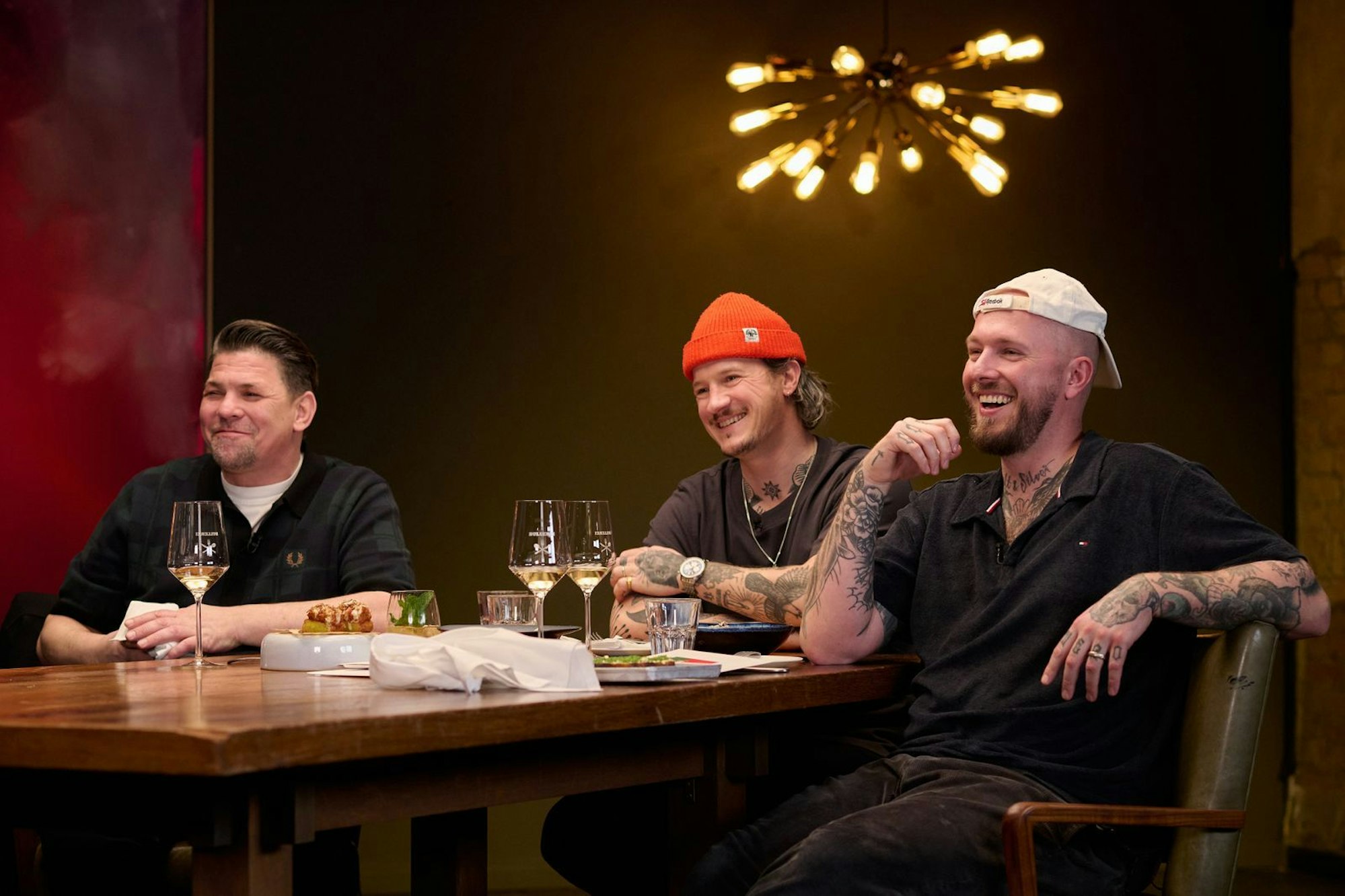 Zum ersten Mal bei „Kitchen Impossible“ dabei: Johannes „Jo“ Riffelmacher (Mitte) und Thomas „Cozy“ Kosikowski (rechts). (Bild: RTL / Henning Kretschmer)