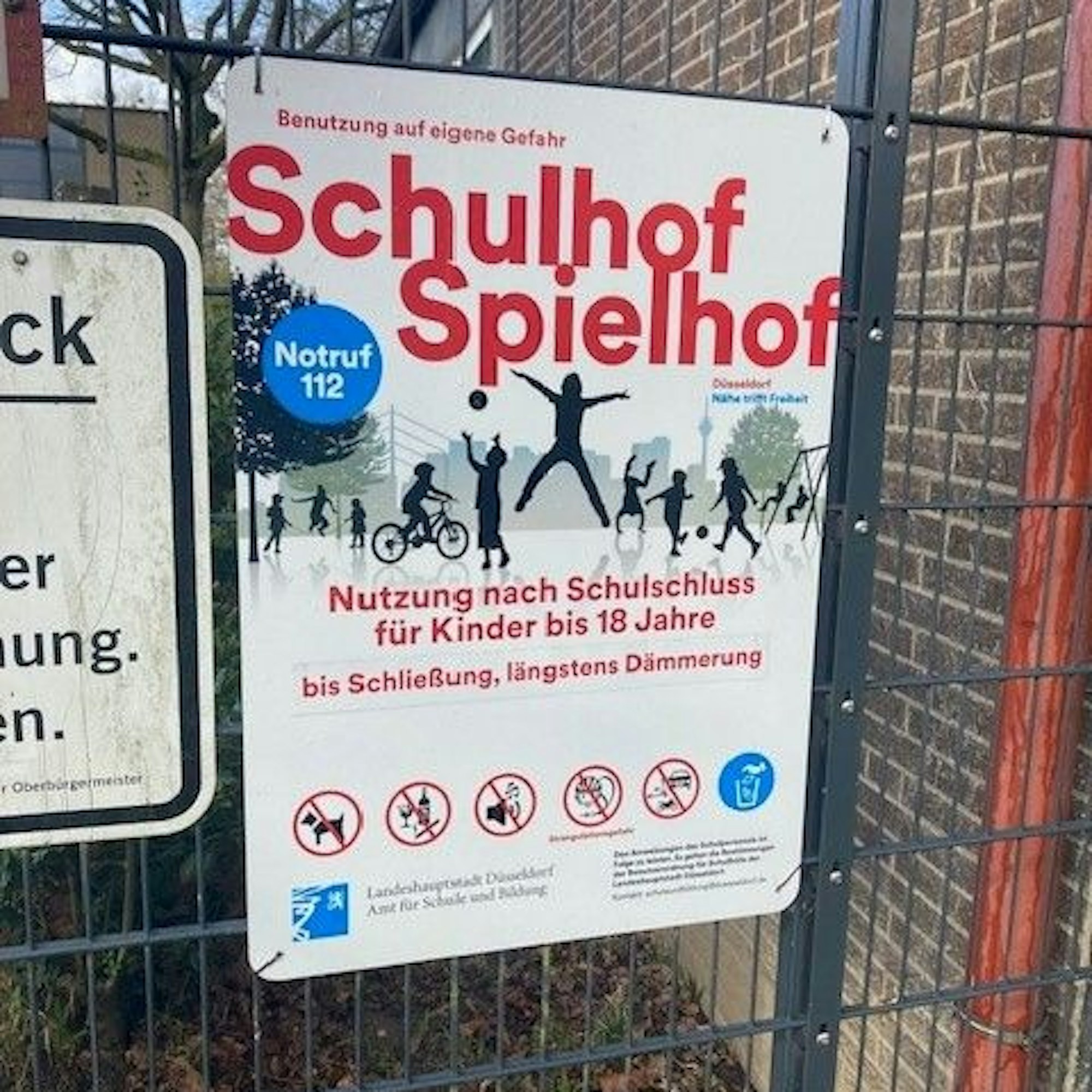 Anders als in Köln sind die Schulhöfe in Düsseldorf grundsätzlich für Kinder zum Spielen nach der Unterrichtszeit geöffnet. Auf den Schildern vermerken die Schulen, wann die Öffentlichkeit die Höfe betreten darf. „Schulhof Spielhof“.