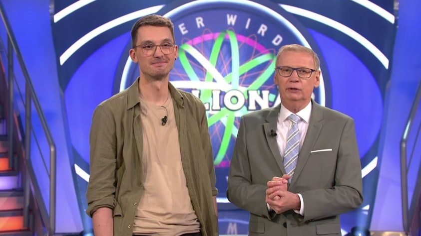 Tom Wollnik (links), Software-Entwickler aus Berlin, plauderte aus, wie viele roissants Kanzler März auf einem kurzen Flug konsumiert. Beindruckender war sein schwindelerregendes Klettern auf der Fragenleiter. (Bild: RTL)