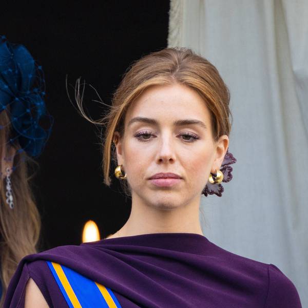 Prinzessin Alexia schaut in die Ferne.