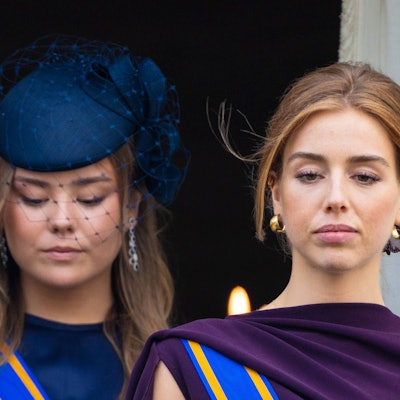 Prinzessin Alexia schaut in die Ferne.