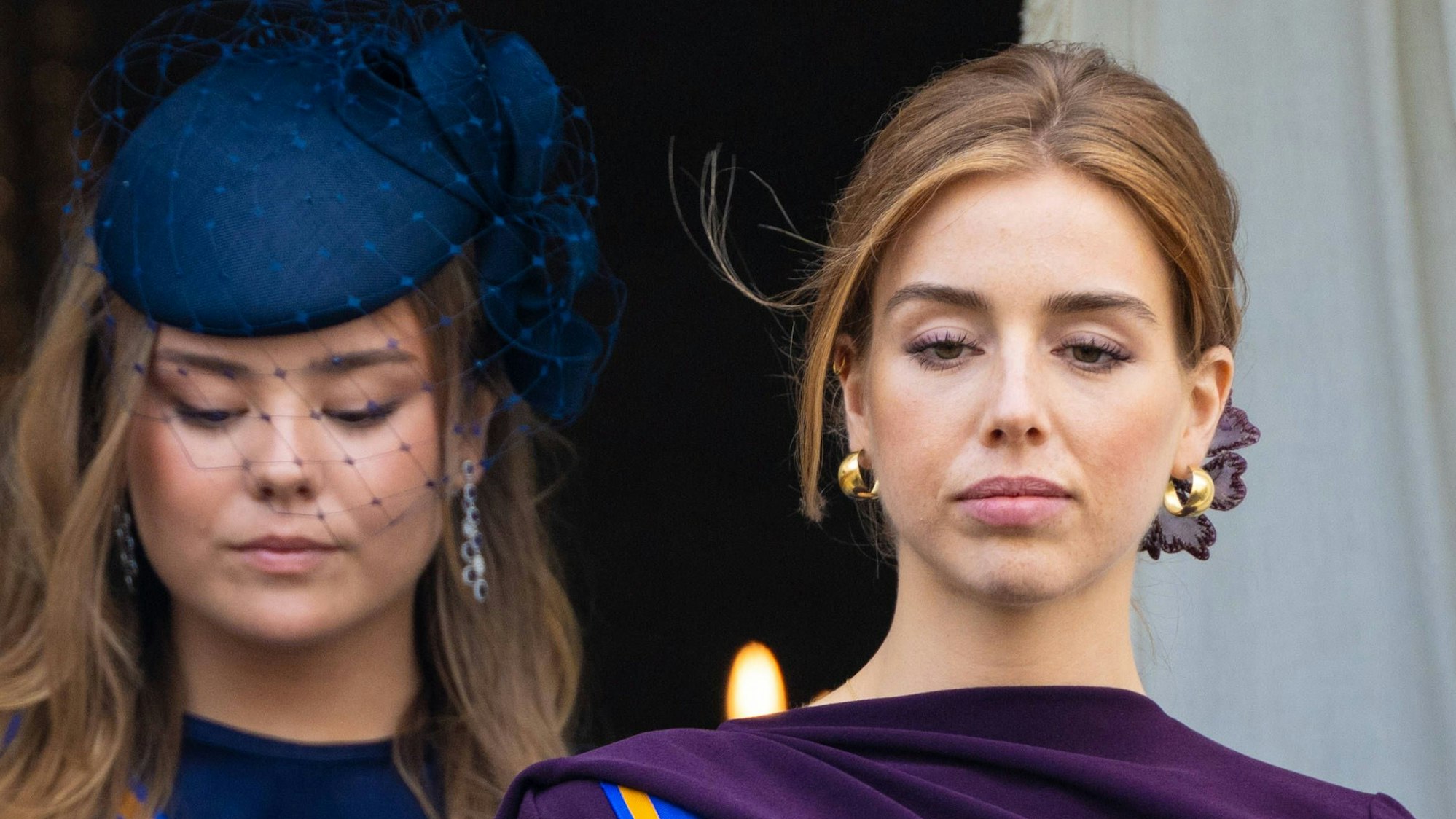 Prinzessin Alexia schaut in die Ferne.