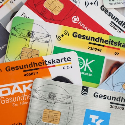 Die gesetzliche Krankenversicherung muss reformiert werden (Symbolbild mit Versicherungskarten).