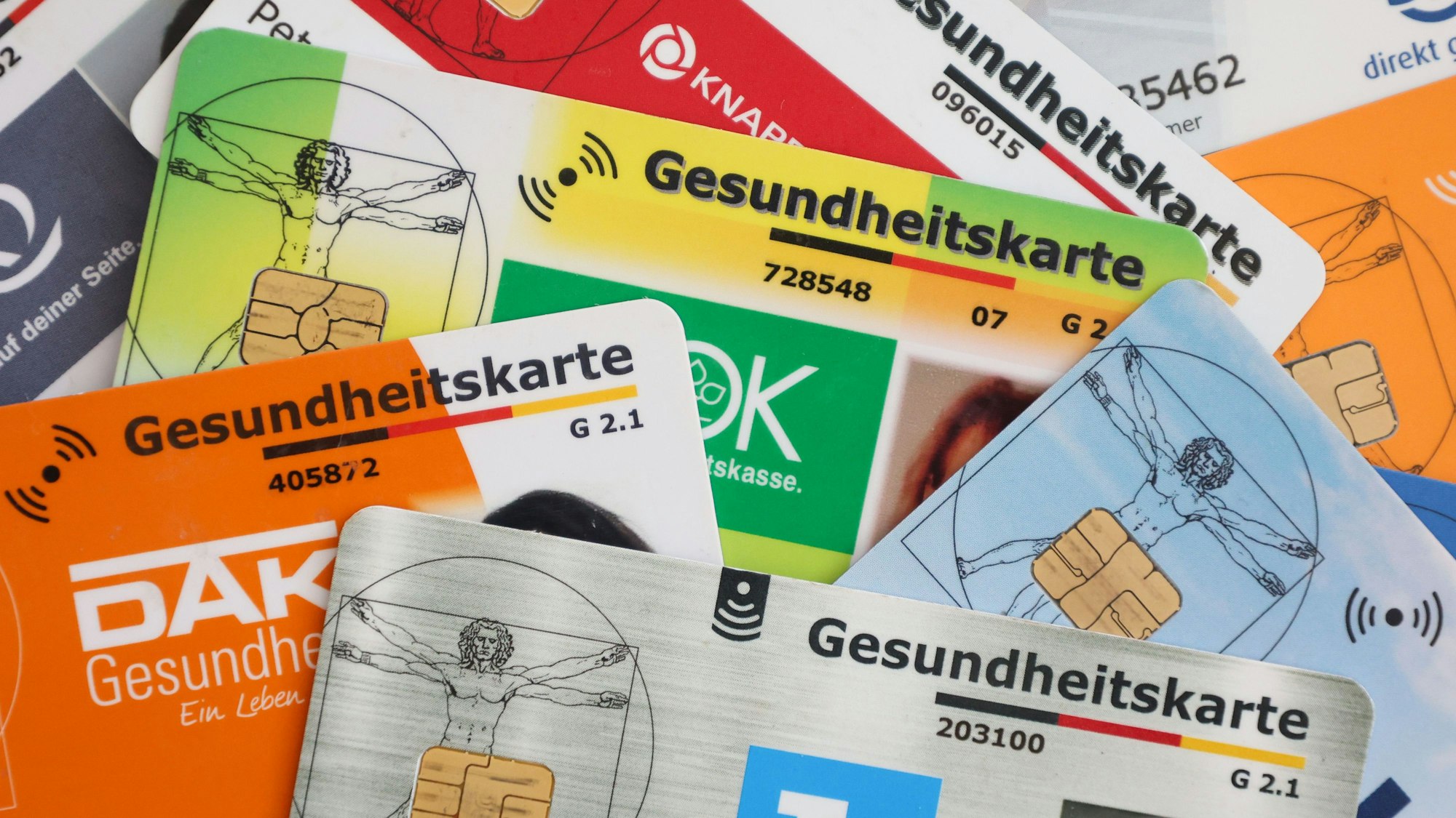 Die gesetzliche Krankenversicherung muss reformiert werden (Symbolbild mit Versicherungskarten).