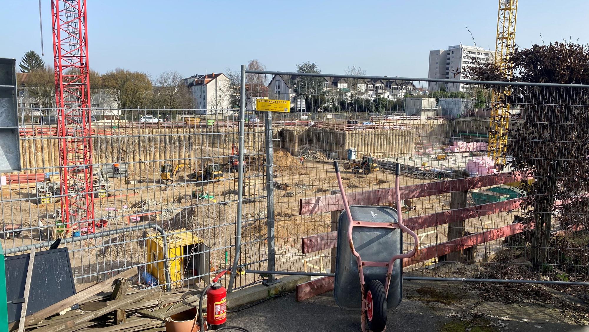 Zu sehen ist die Baugrube für den Feuerwehr-Neubau.