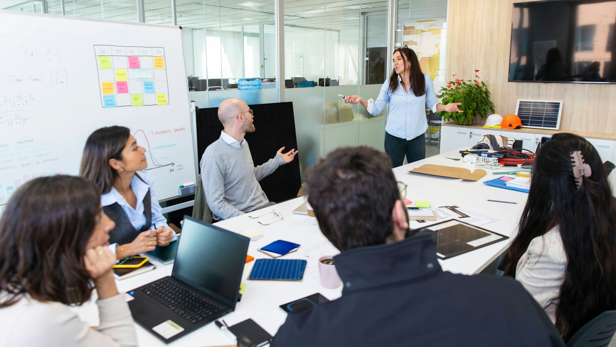 Manager arriving to lead teamwork in modern office during meeting model released, Symbolfoto property released, PCLF03319