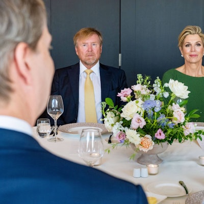 König Willem-Alexander der Niederlande und Königin Máxima der Niederlande sprechen bei einem Abendessen mit niederländischen Vertretern von Unternehmen und Organisationen in den USA.