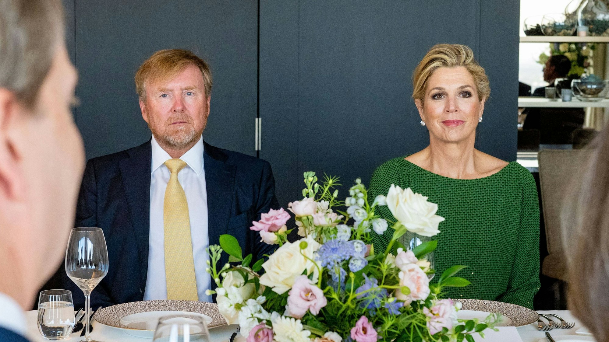 König Willem-Alexander der Niederlande und Königin Máxima der Niederlande sprechen bei einem Abendessen mit niederländischen Vertretern von Unternehmen und Organisationen in den USA.