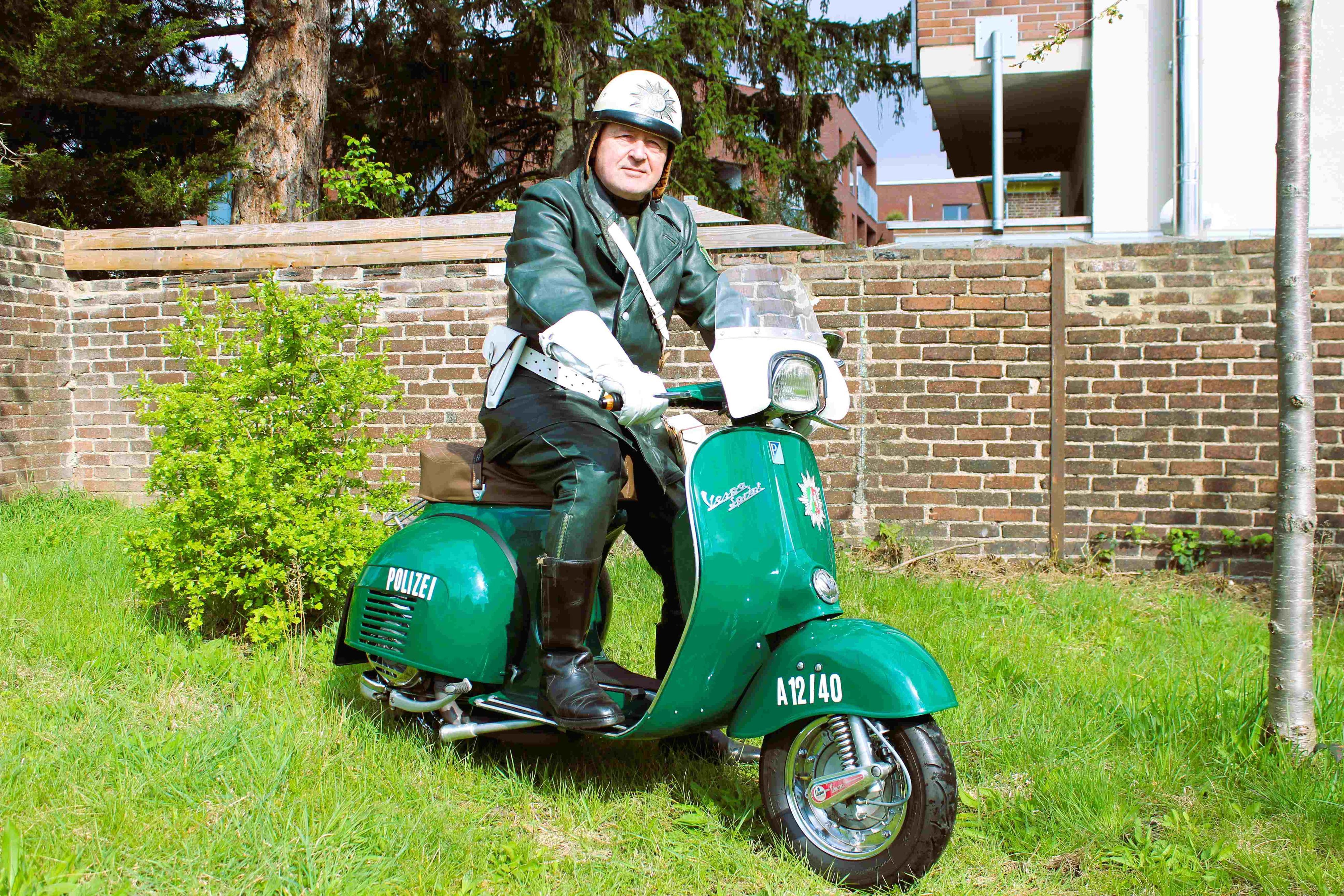 Peter Klinginger mit seiner originalgetrau nachgebauten Polizei-Vespa.