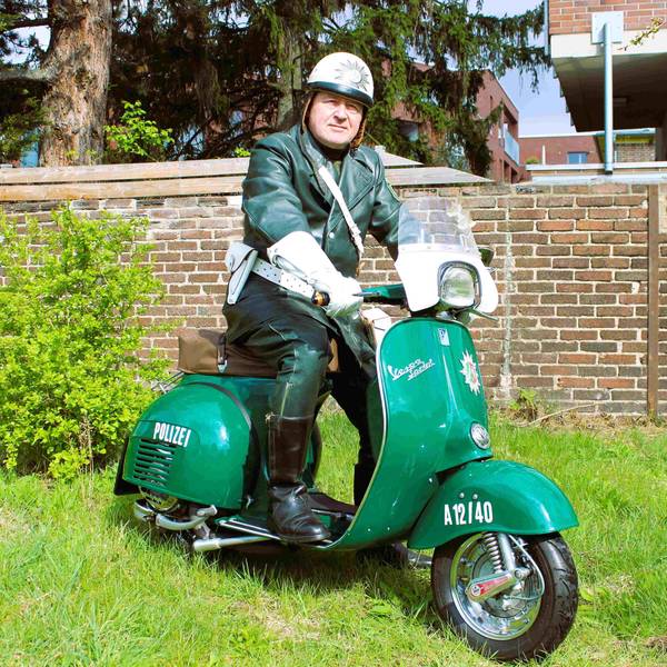 Peter Klinginger mit seiner originalgetrau nachgebauten Polizei-Vespa.