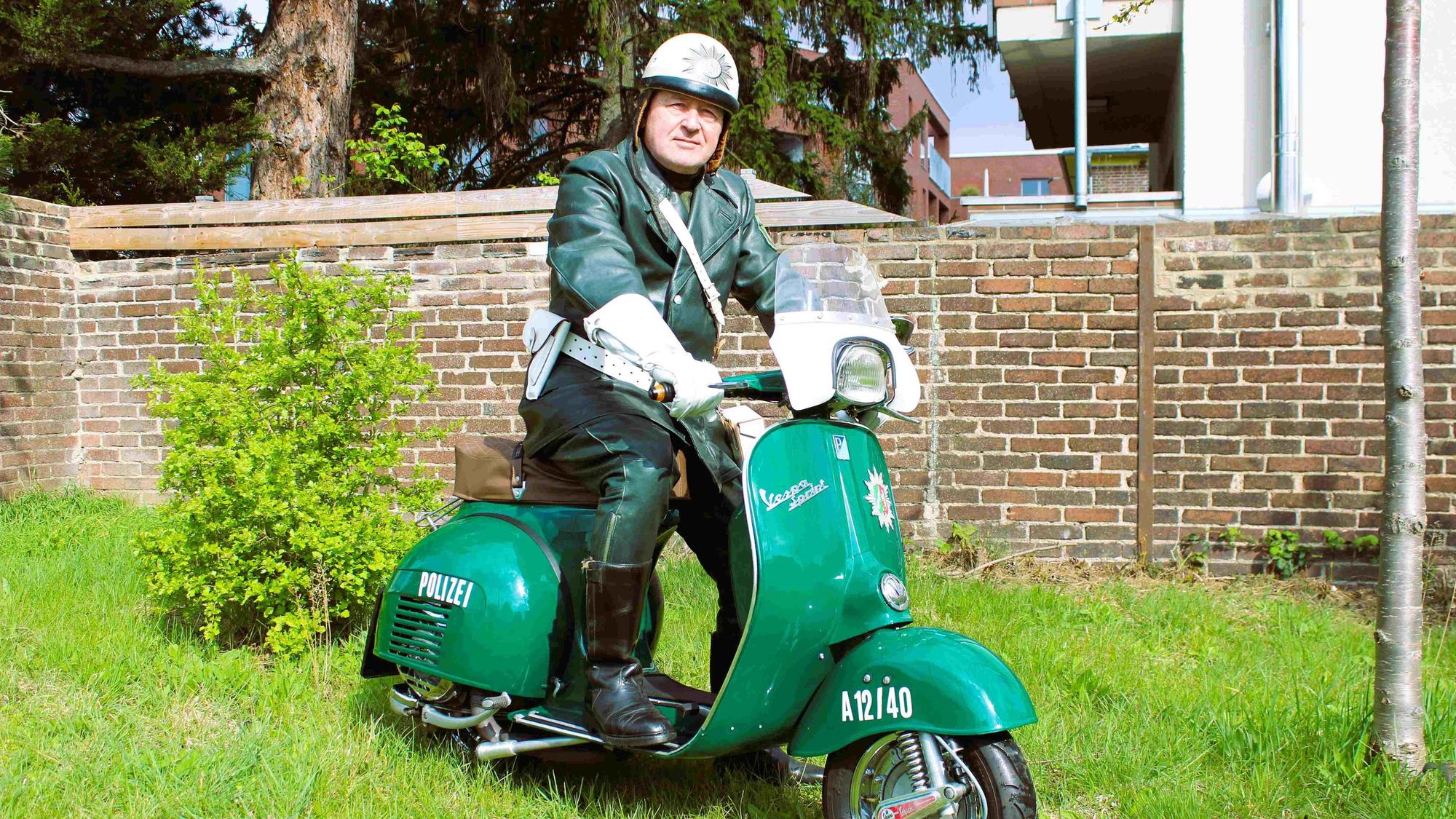 Peter Klinginger mit seiner originalgetrau nachgebauten Polizei-Vespa.