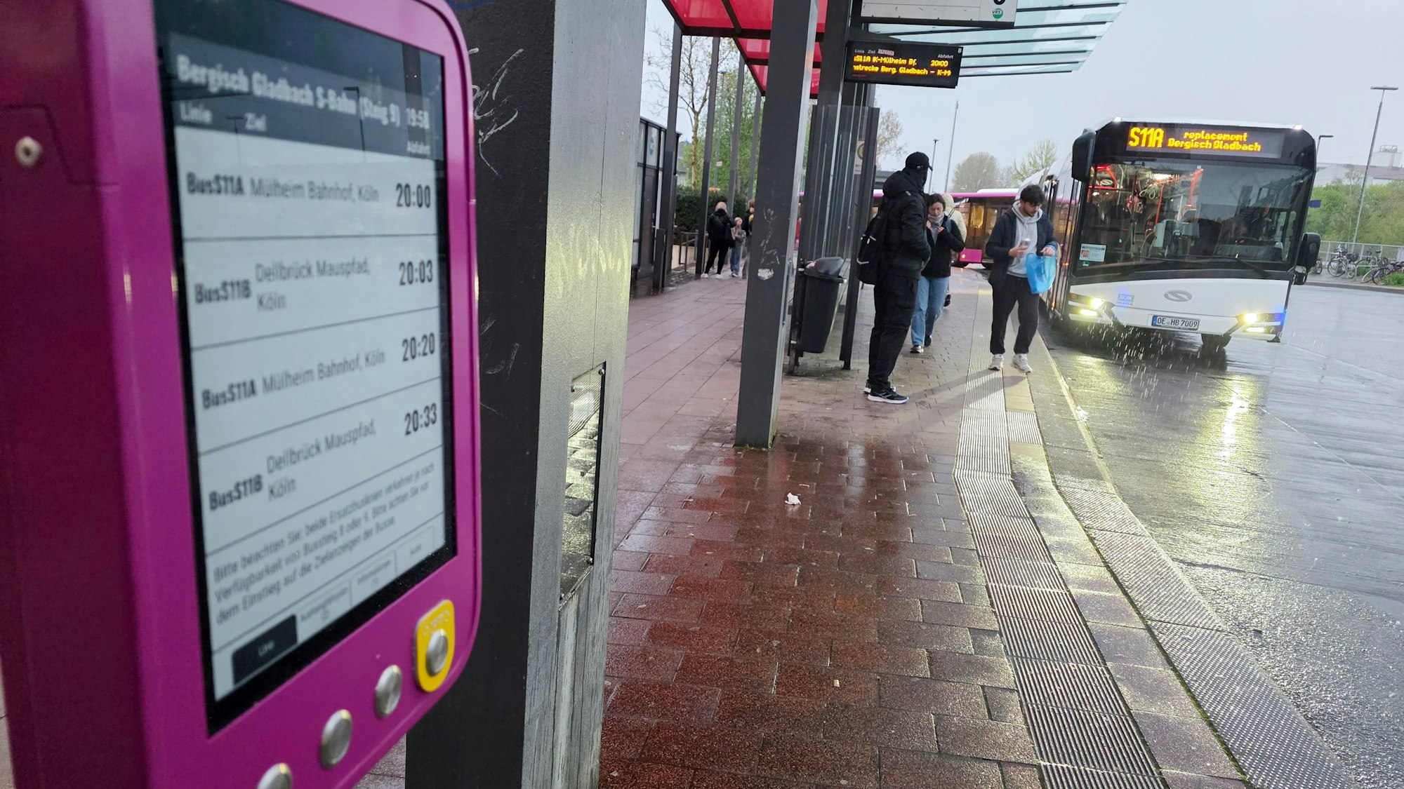 Einen Schienenersatzverkehr-Bus steht im Busbahnhof von Bergisch Gladbach.