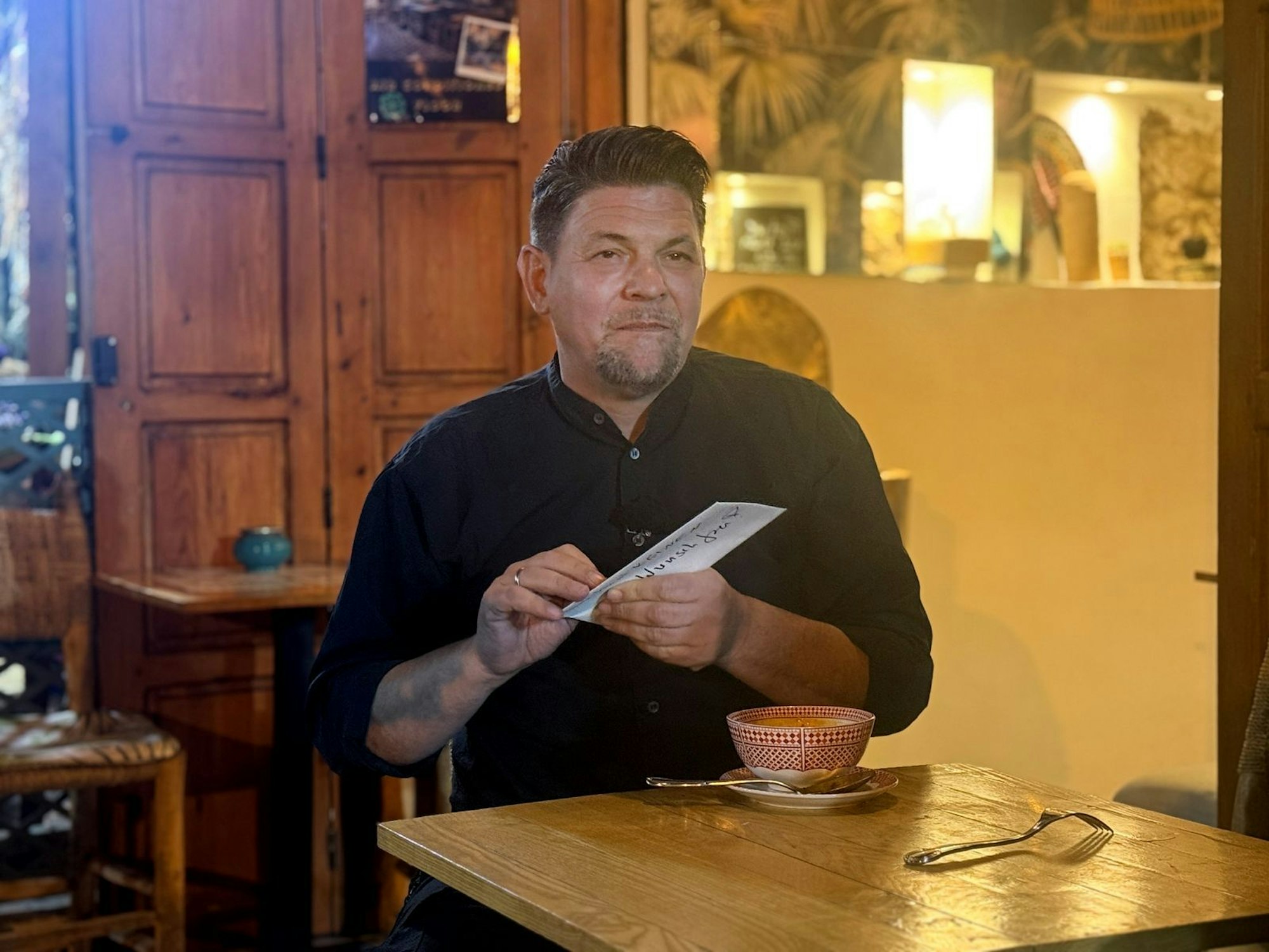 In Marrakesch wartet eine würzige Suppe auf Tim Mälzer. (Bild: RTL / Endemol Shine / Florian Schuchmann)