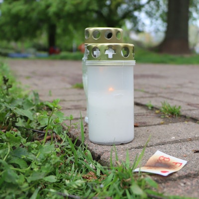 Das Bild zeigt zwei Grablichter.