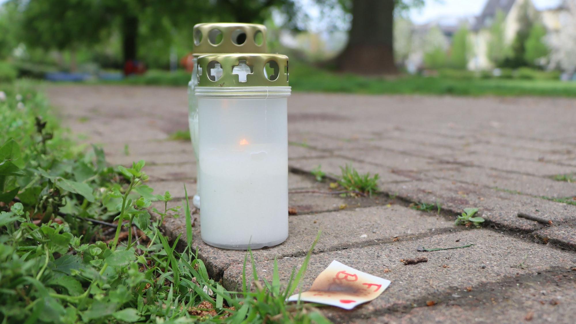 Zum Gedenken an den im Stadtpark getöteten 28-Jährigen hatten Passanten Lichter im Stadtgarten aufgestellt.