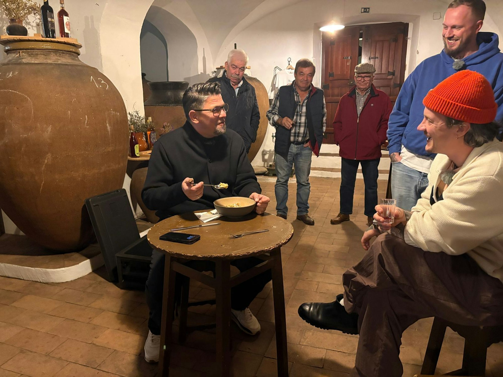 Nach dem Gesang des Herrenchors verkostet Mälzer eine portugiesische Fischkopfsuppe. (Bild: RTL / Endemol Shine / Florian Schuchmann)