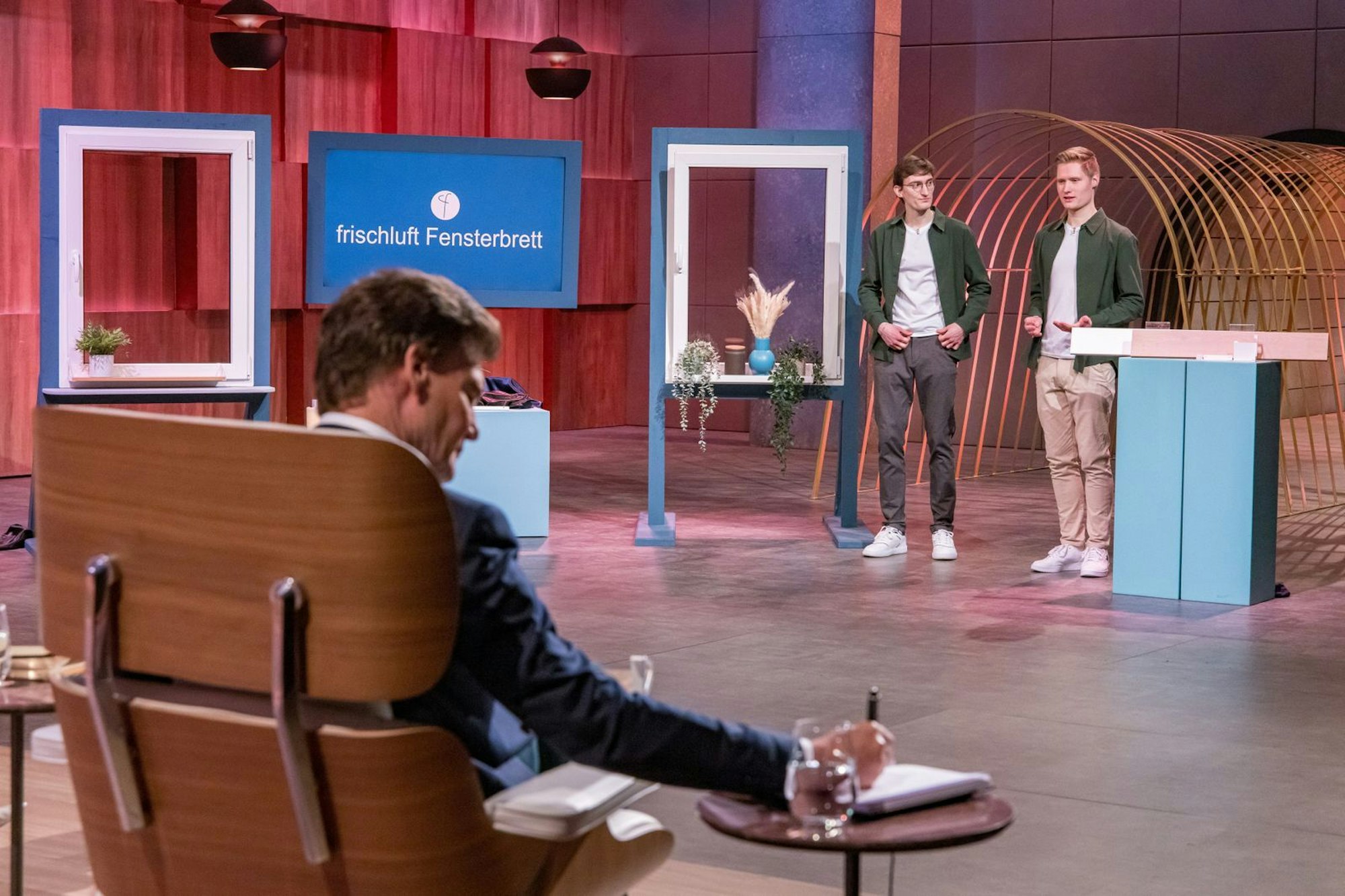 Eine echte Überraschung: Plötzlich interessiert sich auch Star-Investor Carsten Maschmeyer, der sonst meist in Apps und KI-Technologie investiert, für die Bastleridee mit dem schwenkbaren Fensterbrett. (Bild: RTL / Bernd-Michael Maurer)