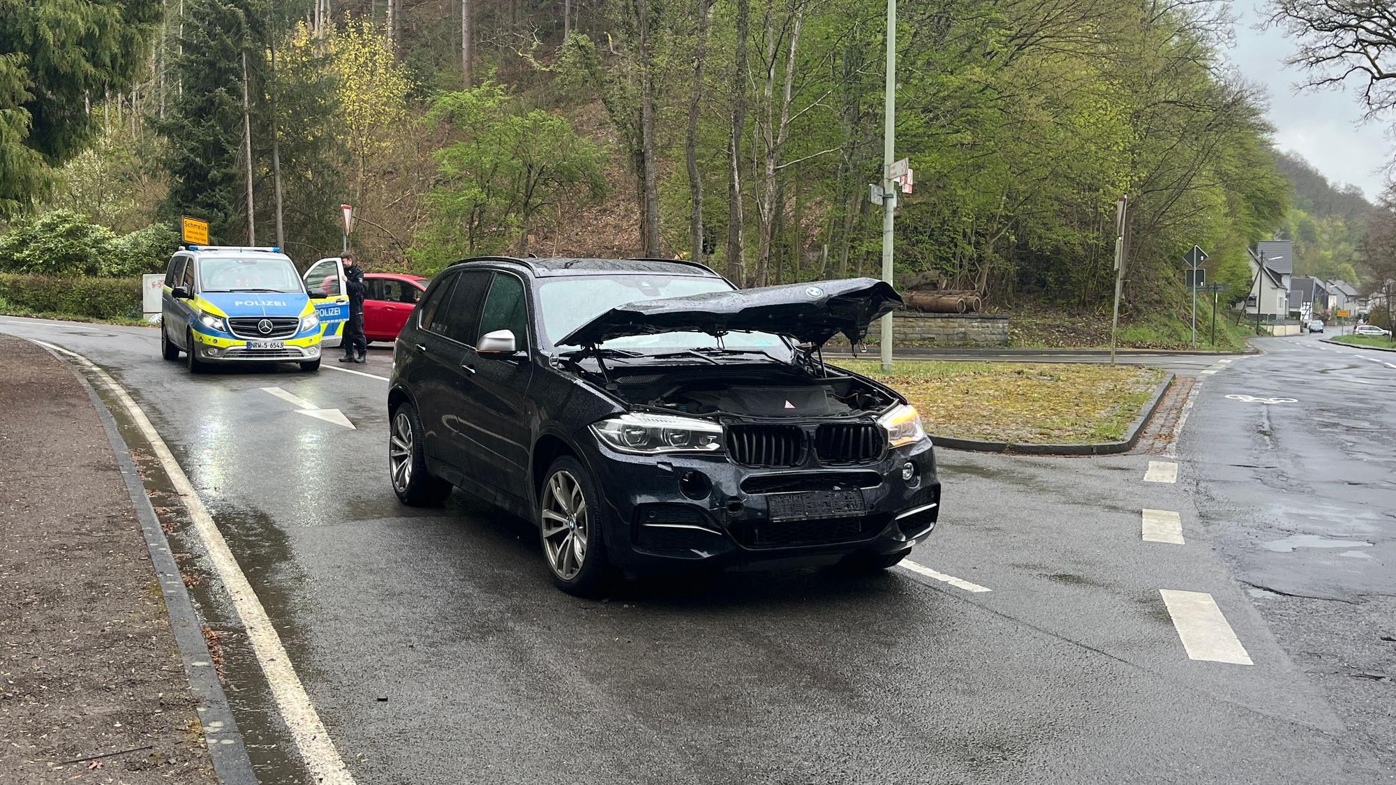 An der Kreuzung der Hombacher Straße mit der L 86 aus dem Schmelztal ist ein 60 Jahre alter Autofahrer auf den Wagen eines 61-Jährigen aufgefahren, der leicht verletzt wurde.