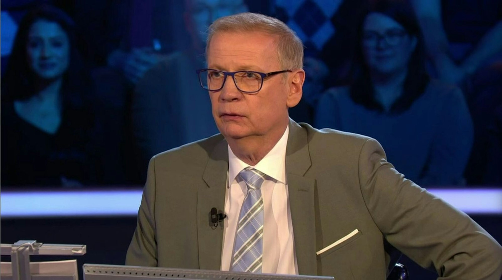 „Kinders, wann hatten wir zuletzt eine Millionen-Frage gestellt?!“ - mit diesen Worten macht Günther Jauch die Besonderheit des Moments deutlich. Die Jackpot-Frage stellt er allerdings erst beim nächsten Mal. (Bild: RTL)