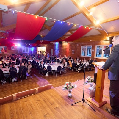 René Wassong steht im Bürgerhaus am Rednerpult.