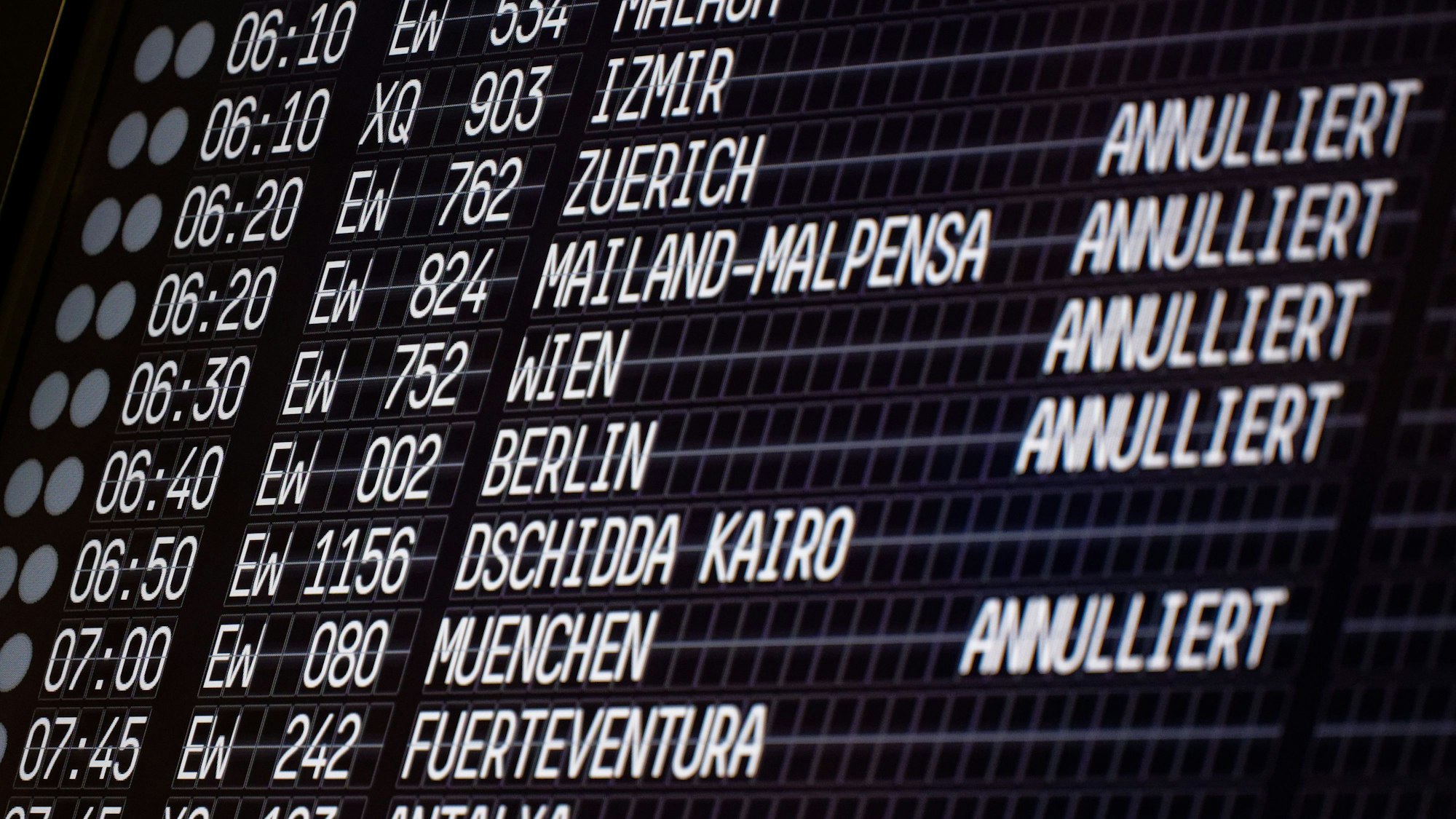 Eine Tafel zeigt im Flughafen Köln/Bonn annullierte Flüge der Fluggesellschaft Eurowings. Einzig ein Flug nach Dschidda ist davon ausgenommen.