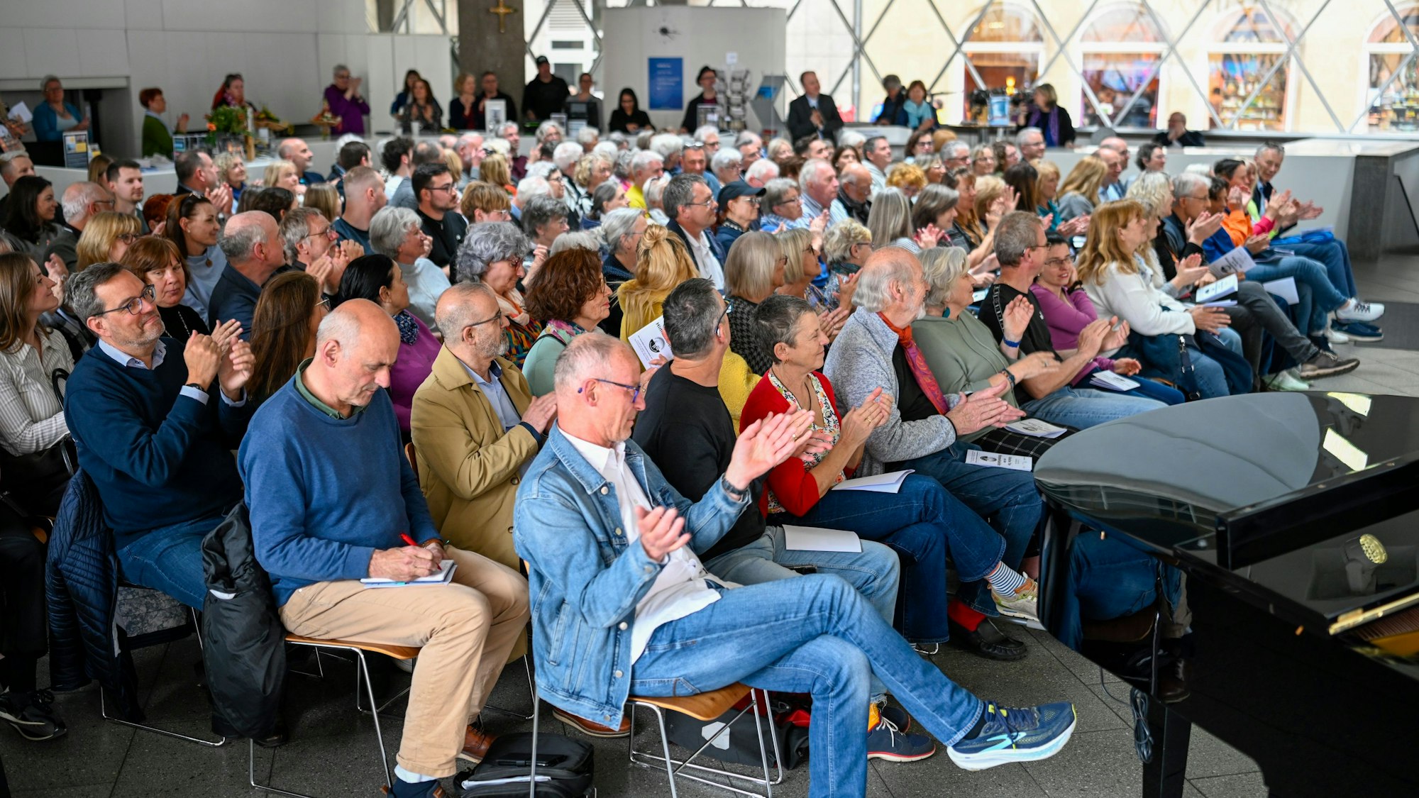 Publikum beim Benefizkonzert