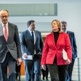 Friedrich Merz (CDU, v.l.n.r.), Bärbel Bas (SPD), Lars Klingbeil (SPD, hinten, v.l.n.r.) und Markus Söder