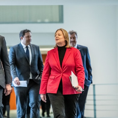 Friedrich Merz (CDU, v.l.n.r.), Bärbel Bas (SPD), Lars Klingbeil (SPD, hinten, v.l.n.r.) und Markus Söder