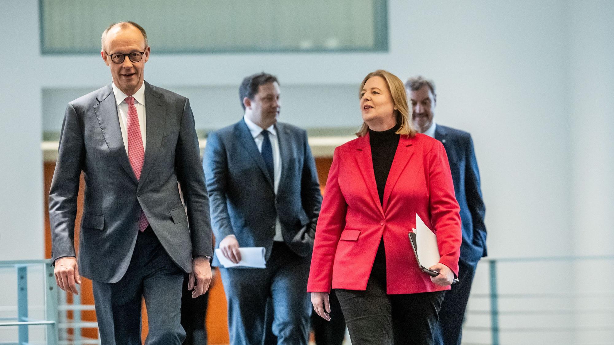 Friedrich Merz (CDU, v.l.n.r.), Bärbel Bas (SPD), Lars Klingbeil (SPD, hinten, v.l.n.r.) und Markus Söder