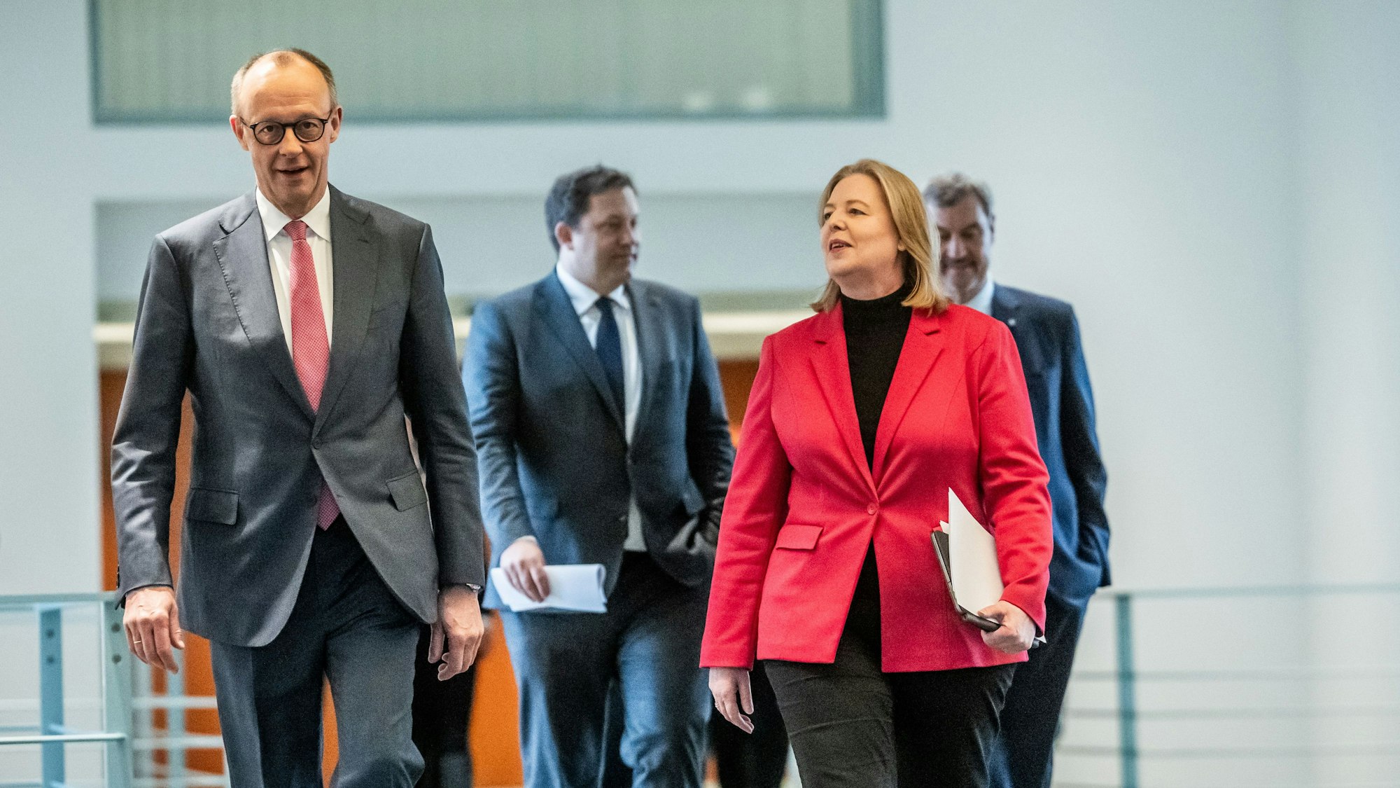 Friedrich Merz (CDU, v.l.n.r.), Bärbel Bas (SPD), Lars Klingbeil (SPD, hinten, v.l.n.r.) und Markus Söder