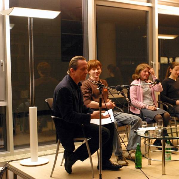 Dieter Bongartz leitete die Kölner Schreibschule der SK Stiftung Kultur. Hier ist er mit Jugendlichen im Literaturhaus zu sehen. Er starb im November 2015.