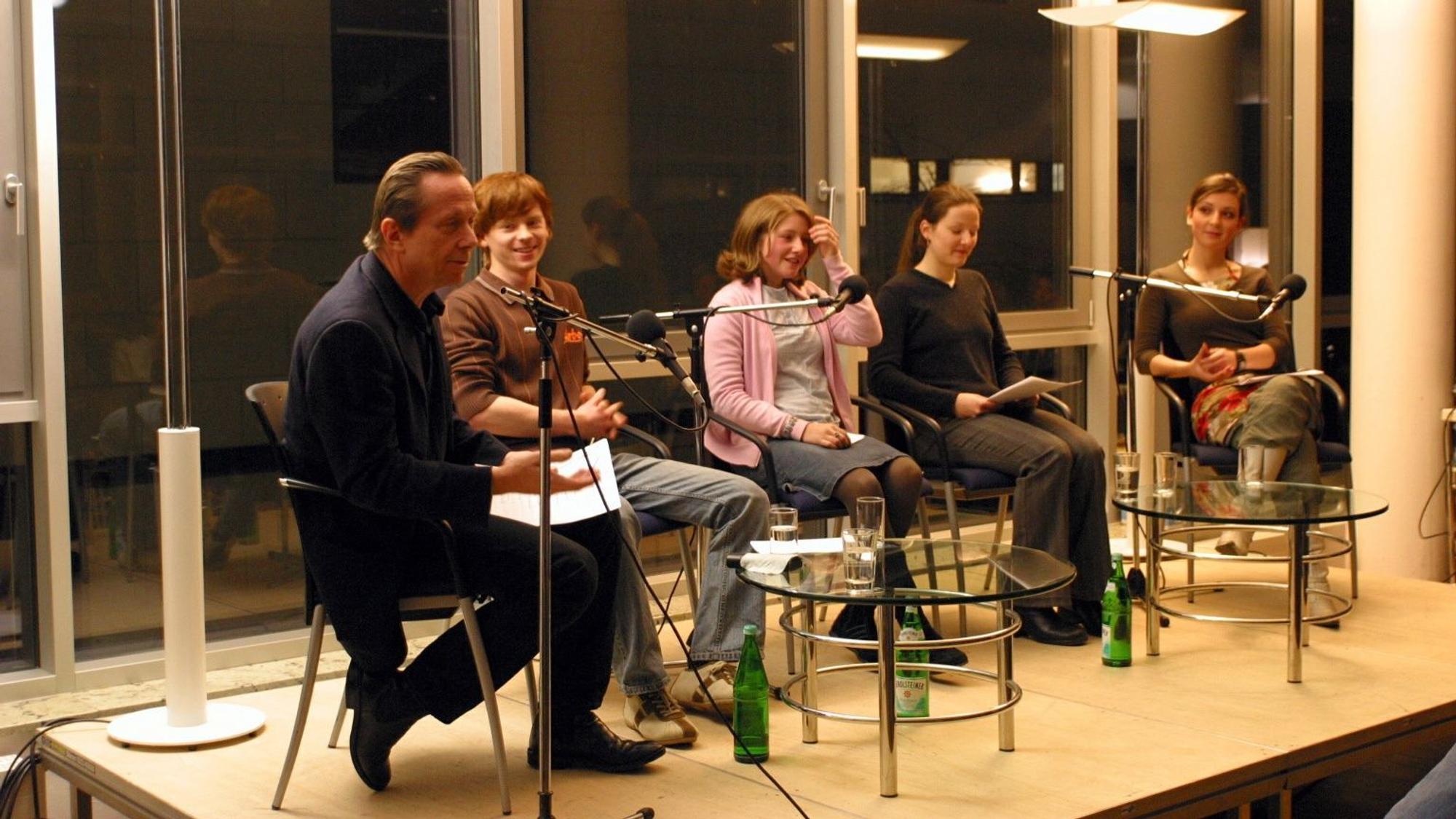 Dieter Bongartz leitete die Kölner Schreibschule der SK Stiftung Kultur. Hier ist er mit Jugendlichen im Literaturhaus zu sehen. Er starb im November 2015.