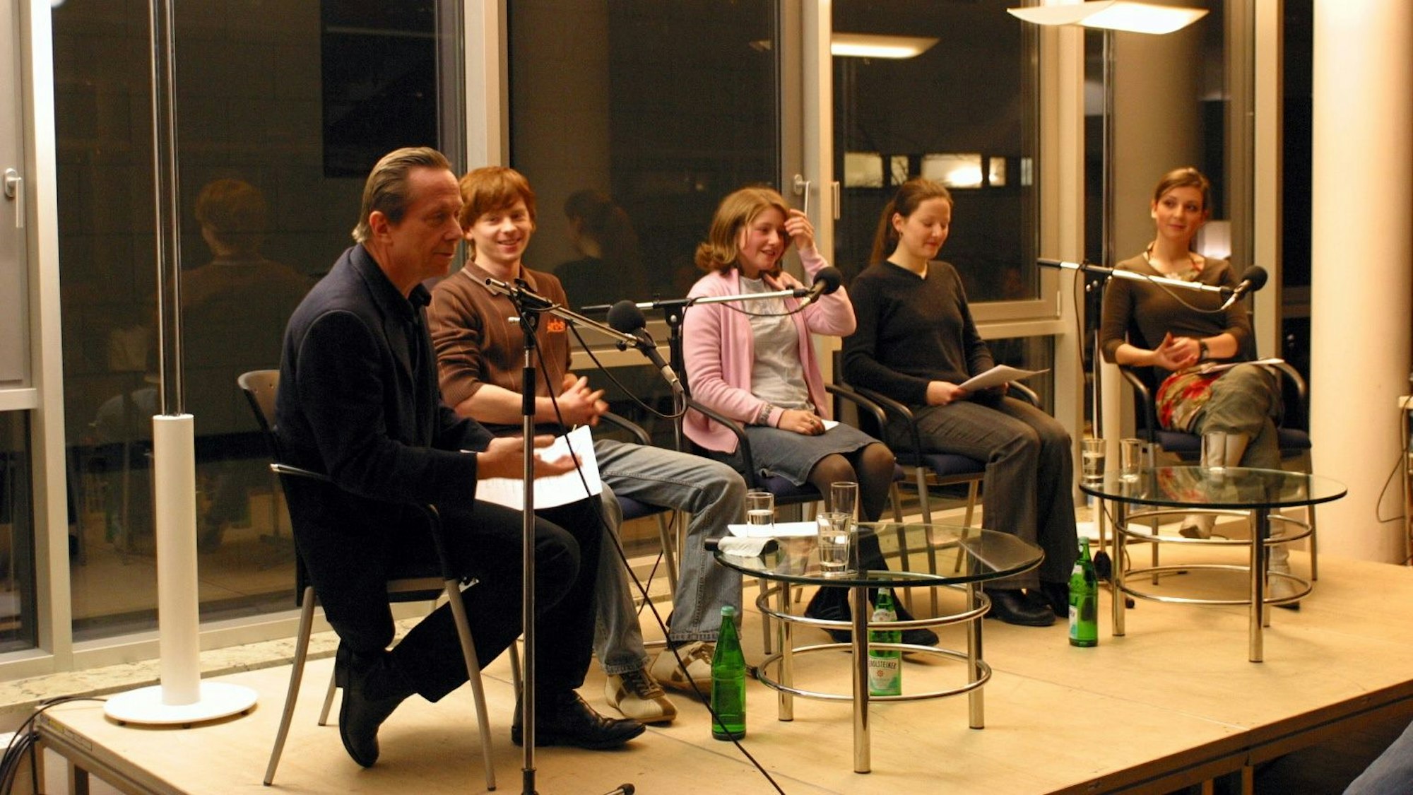 Dieter Bongartz leitete die Kölner Schreibschule der SK Stiftung Kultur. Hier ist er mit Jugendlichen im Literaturhaus zu sehen. Er starb im November 2015.