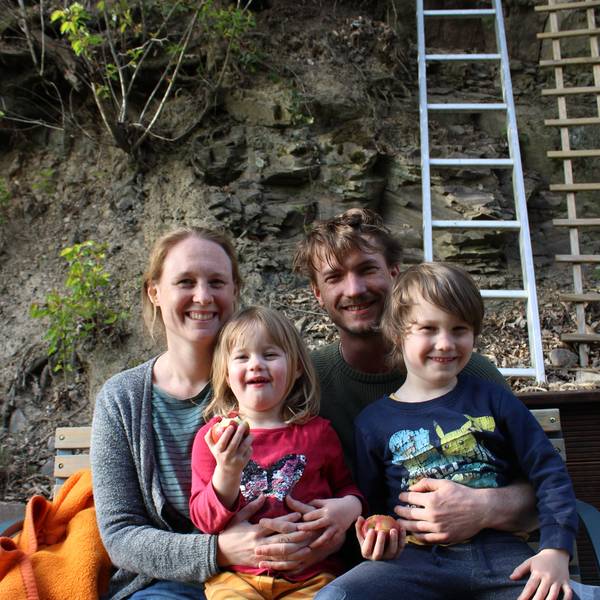 Familie aus Lohmar-Jexmühle: Kind auf der Autobahn zur Welt gebracht. Maren Hennen (36) und Hendrik Tegethof (37) mit den Kindern Jonna (3) und Toni (5)