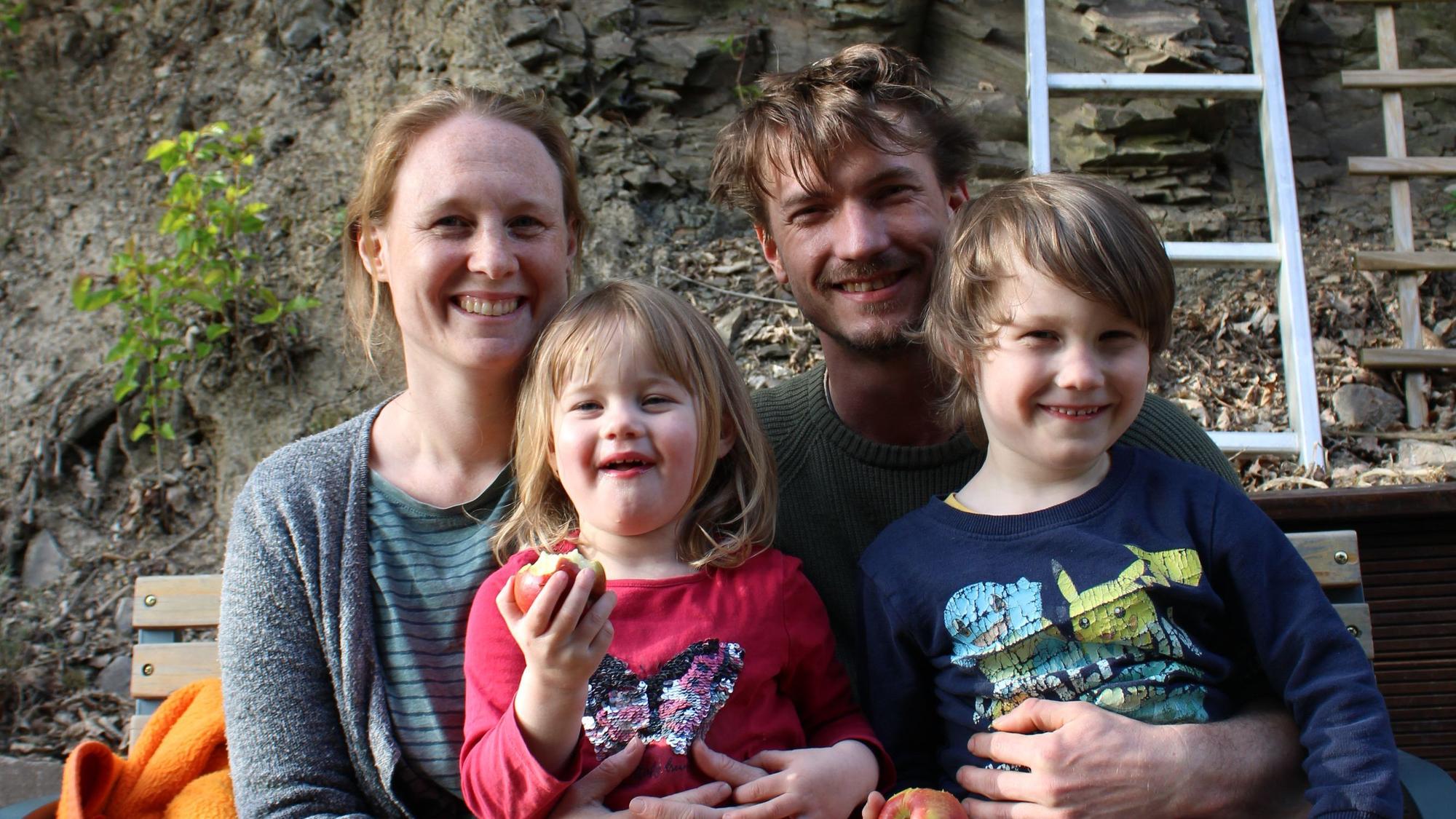 Familie aus Lohmar-Jexmühle: Kind auf der Autobahn zur Welt gebracht. Maren Hennen (36) und Hendrik Tegethof (37) mit den Kindern Jonna (3) und Toni (5)